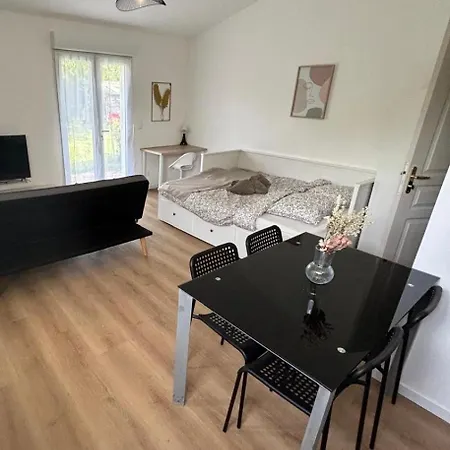 Domaine Familial- 3 Privatifs- 13 Pers- Jardin Et Parking Gratuit Ferienhaus Poitiers